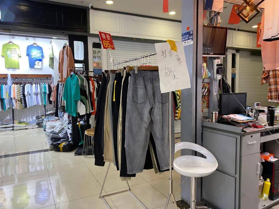 特价|上衣5块、连衣裙10块！杭州这家服饰城单件就能拿特价，就连护栏旁都坐满了人…