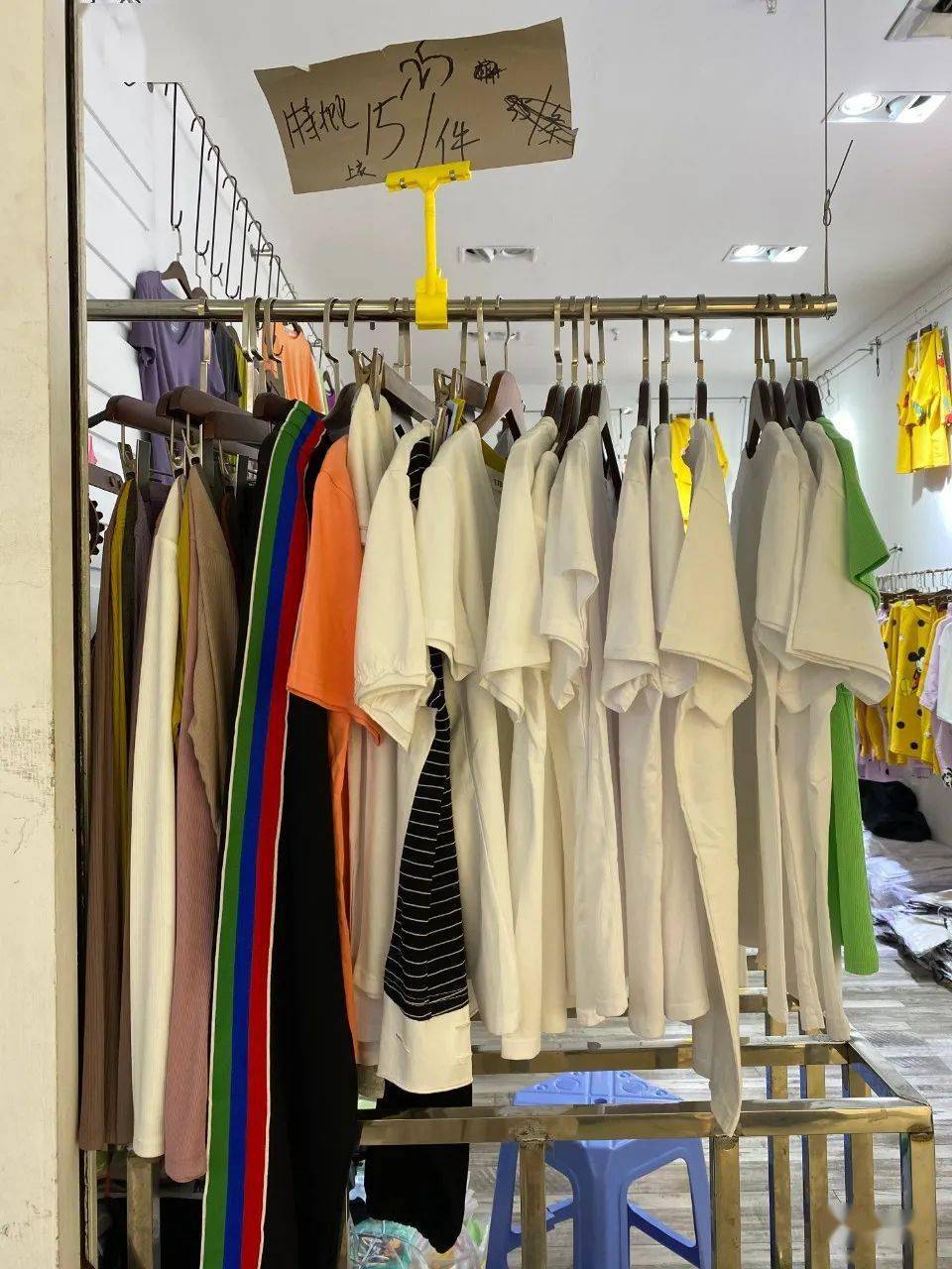 特价|上衣5块、连衣裙10块！杭州这家服饰城单件就能拿特价，就连护栏旁都坐满了人…