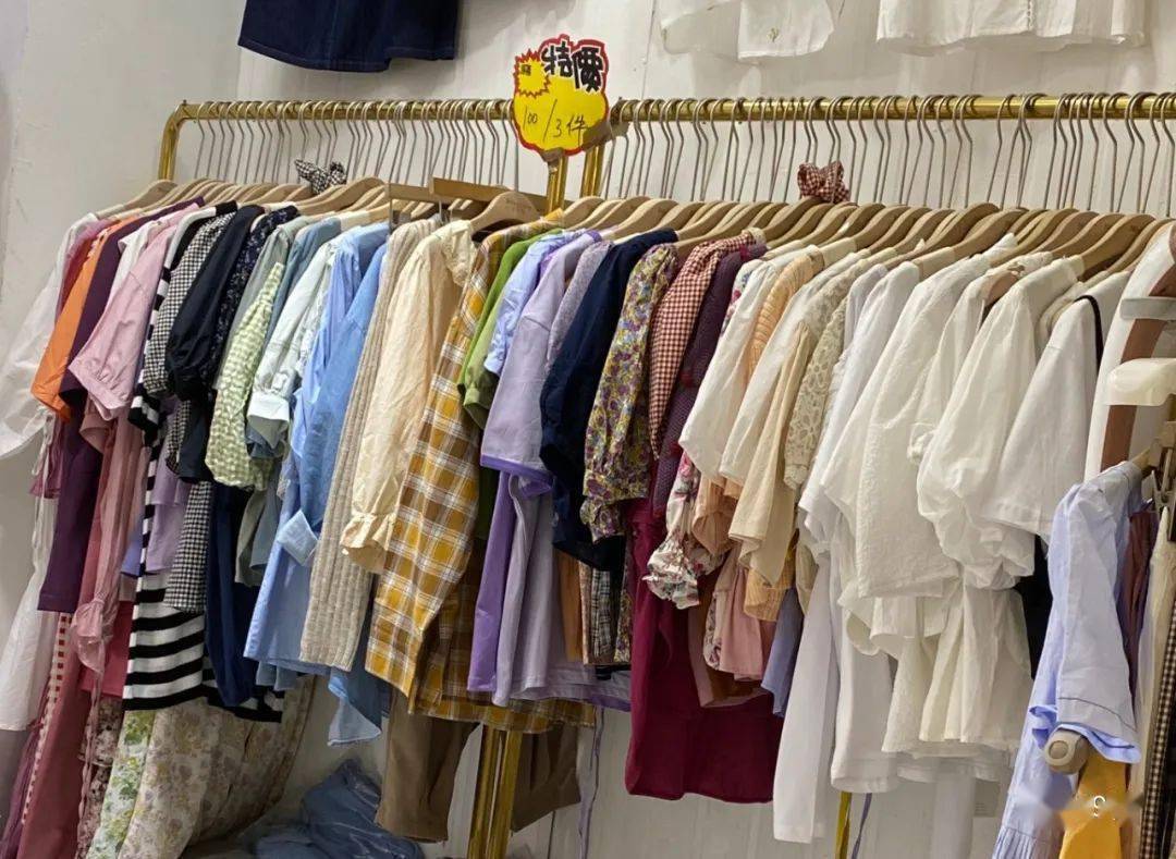 特价|上衣5块、连衣裙10块！杭州这家服饰城单件就能拿特价，就连护栏旁都坐满了人…