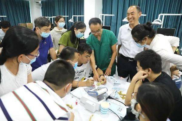 海南口腔医院举办全口即拔即种即刻修复培训班