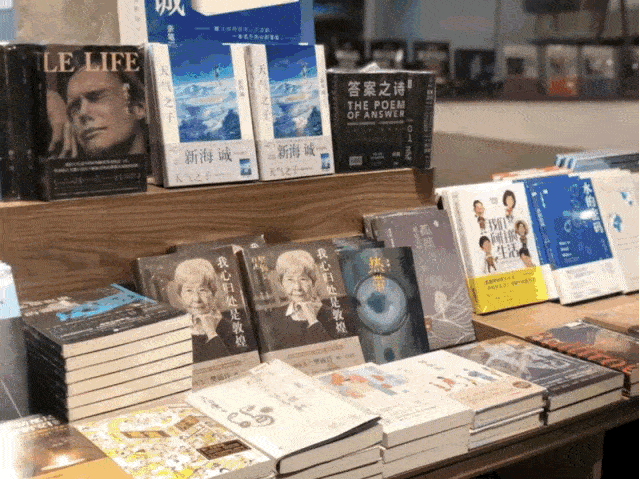 儿童阅读区 孩子们与家长一起阅读 体验书籍的奇妙世界