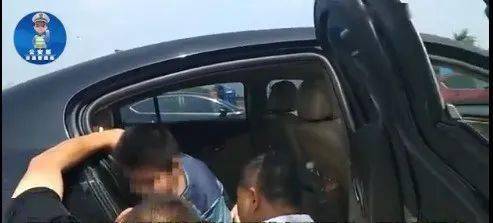 安全带|男童乘车玩安全带，被缠住脖子险窒息！这些事千万要当心