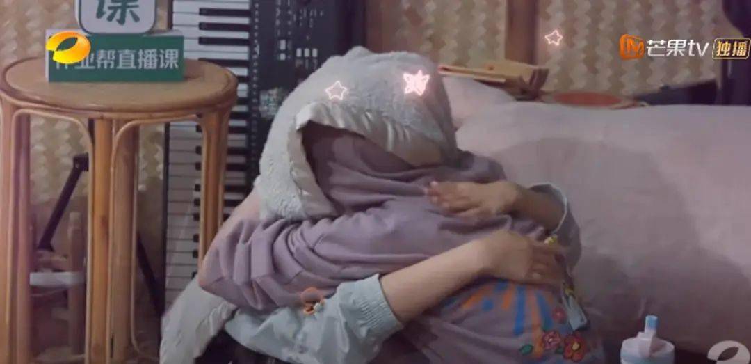 崩溃|欧阳娜娜被频繁网暴，不堪重负在节目崩溃大哭！才20岁的她到底做错了什么？