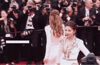 巩俐真|54岁巩俐真的结婚了！戛纳造型像裹床单，却被刘涛的大蓝宝石秒杀？