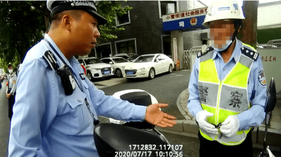 骑车人|76岁大爷网购全套装备，假扮交警！原因竟是……