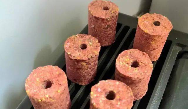 饵料|加点蚯蚓土，比买的饵料更好用自制饼饵全过程解密