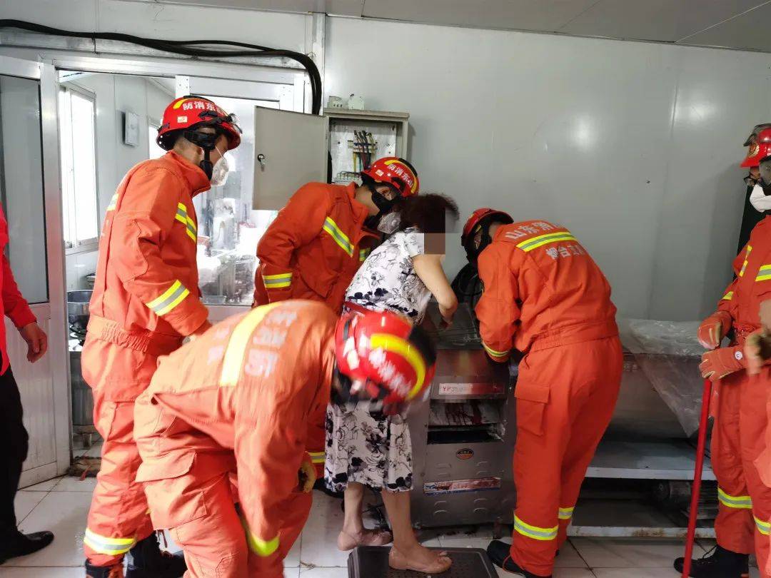 女子|危险！烟台高新区一女子遭压面机“咬手”！伤势严重……