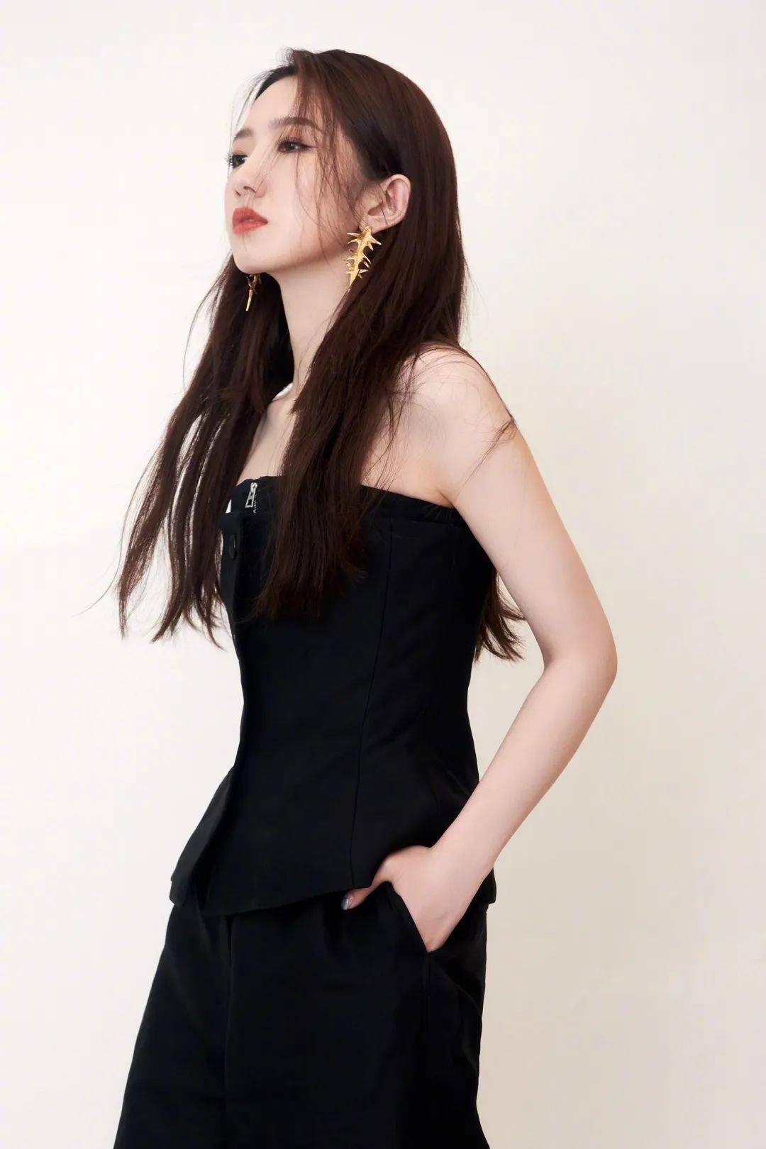 赵丽颖|快讯 | 王俊凯大片、赵丽颖美图、baby活动、孟美岐大片