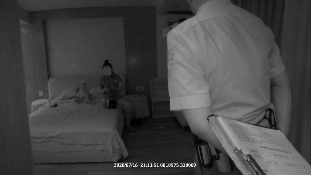 女儿|停电信息|女子路过女儿别墅，抬头发现卧室不对劲！进门一看蒙了