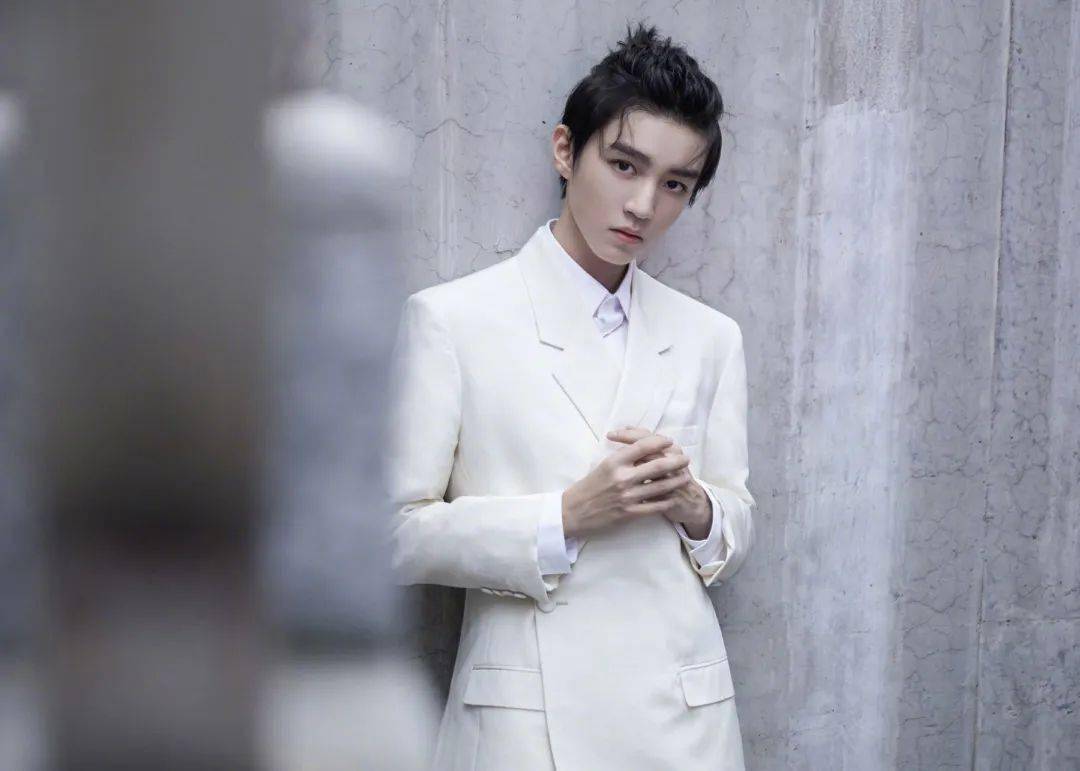 赵丽颖|快讯 | 王俊凯大片、赵丽颖美图、baby活动、孟美岐大片