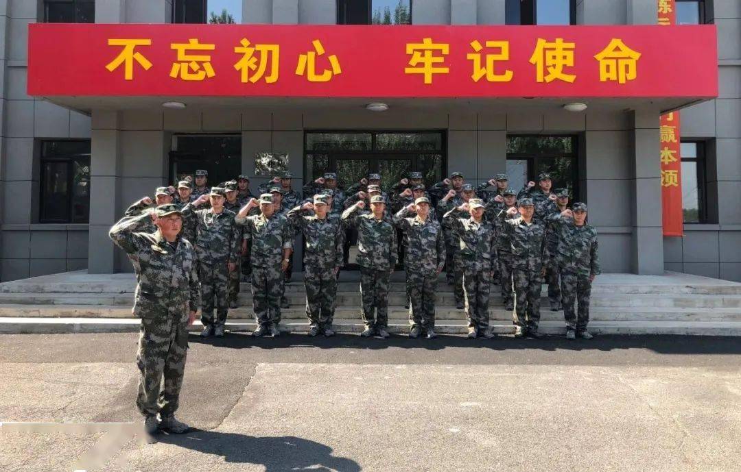 军营里重温入伍誓词
