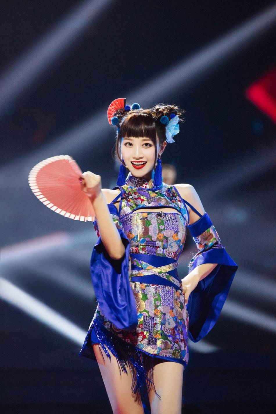 蓝色|蓝盈莹身着蓝色旗袍 哪吒头元气满满