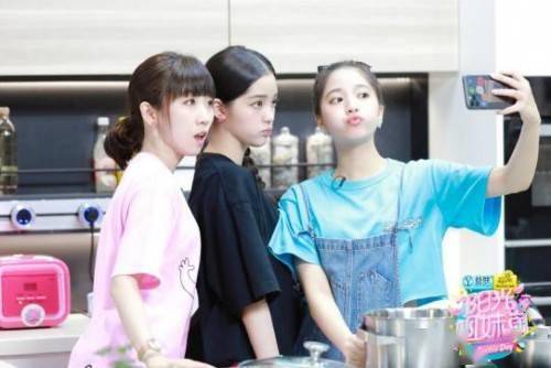 姐妹|短发欧阳娜娜甜美亮相闺蜜会，邀娣娣小巧打歌《NANA Ⅰ》