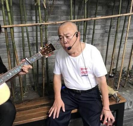 宽窄|成都网红“口哨大爷”：“练功”50年能吹400首歌曲