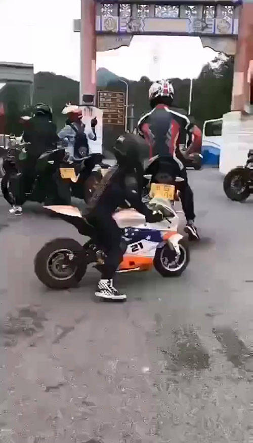山路上出现儿童摩托车骑手,门头沟交警已接到举报正在