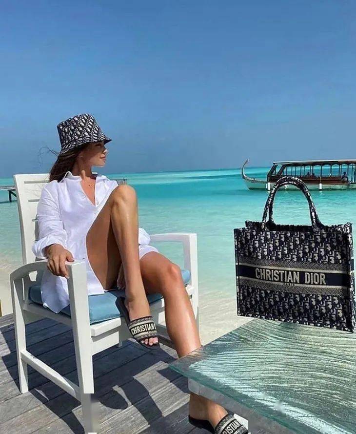 Rootote|王漫妮的通勤包一大摞，这随性帆布袋最靠谱