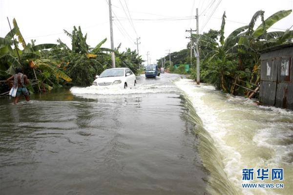 孟加拉國遭洪水侵襲 民眾劃船出行 國際 第3張