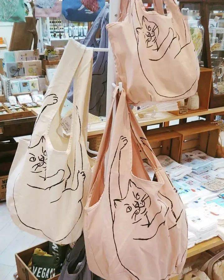 Rootote|王漫妮的通勤包一大摞，这随性帆布袋最靠谱