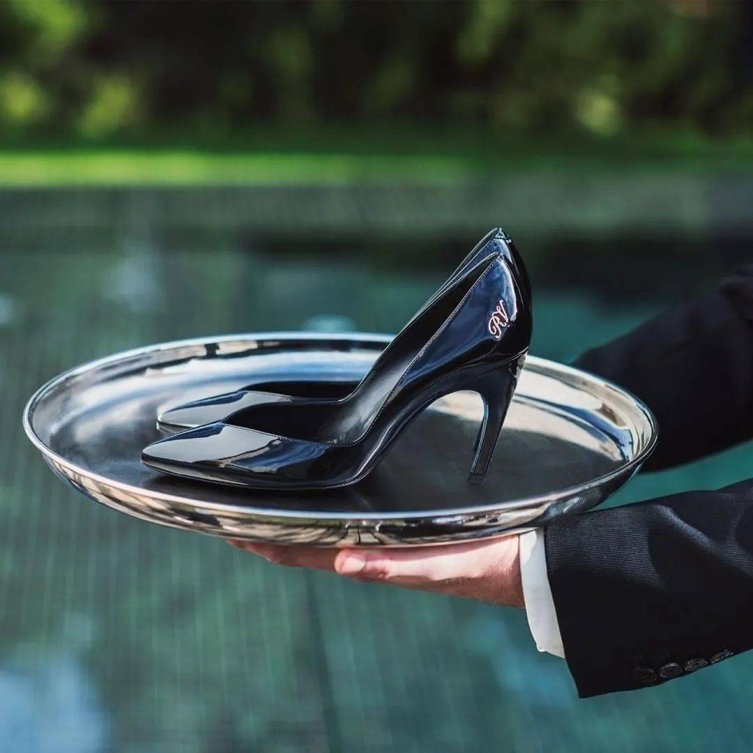 Roger|骨灰级经典Roger Vivier方扣鞋，又出了绝美新款！