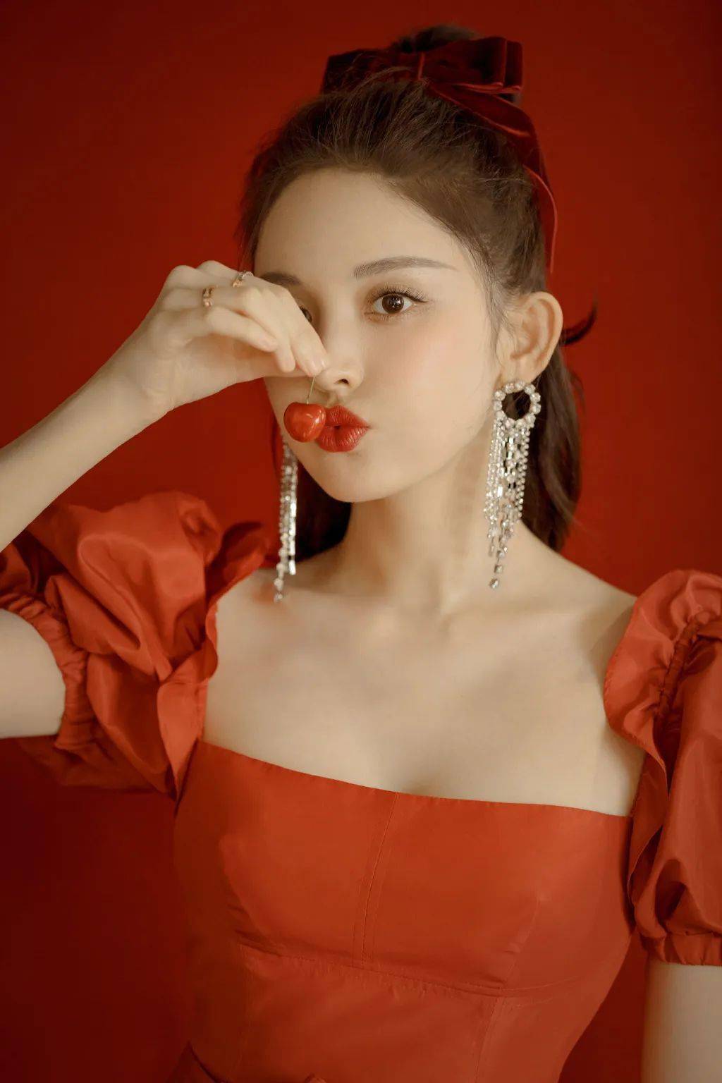 hold|烈日当头,杨幂 赵丽颖 佘诗曼靠什么hold住夏日绝色妆容?