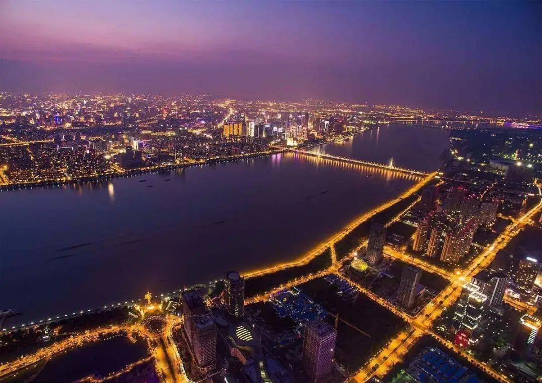 成都2020年gdp2万亿_2020年成都地铁线路图(2)