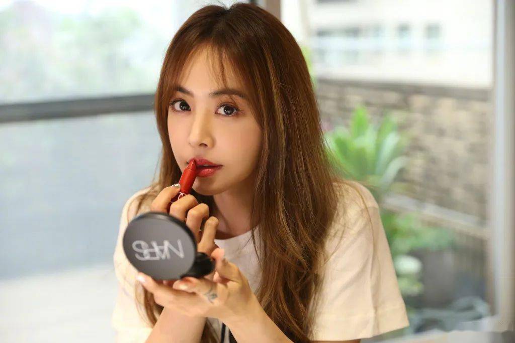 hold|烈日当头,杨幂 赵丽颖 佘诗曼靠什么hold住夏日绝色妆容?