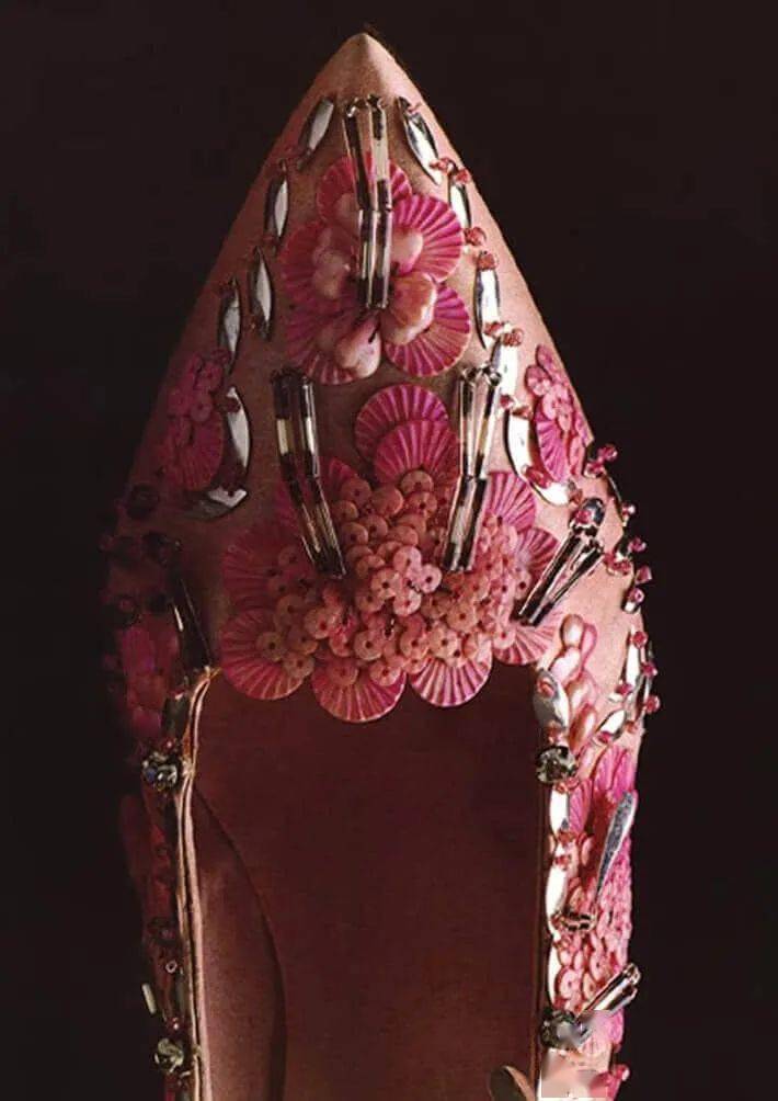 Roger|骨灰级经典Roger Vivier方扣鞋，又出了绝美新款！