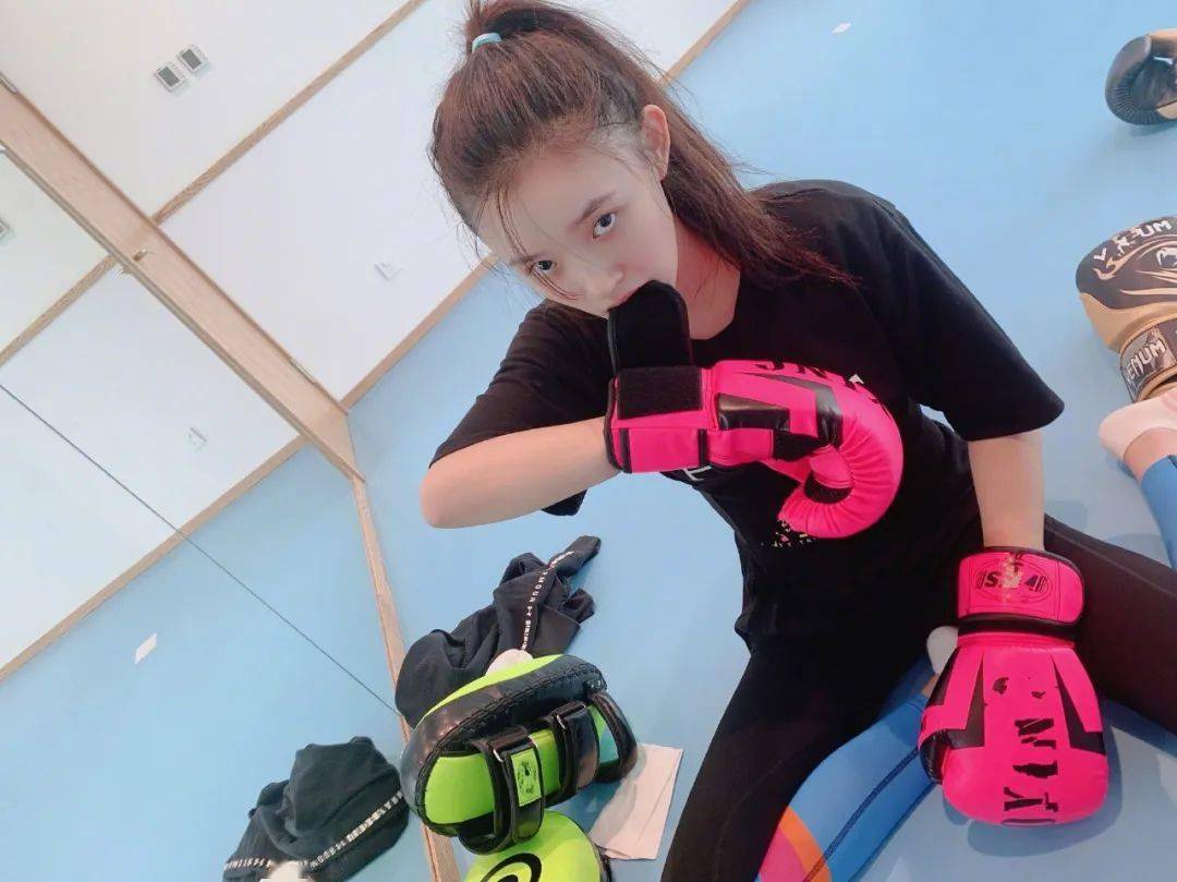 运动|女明星健身房打卡照真的是素颜？相信你就输了！