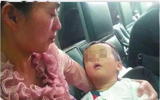 孩子|智商倒退、发育落后！ 这些错误的喂养方式是在害娃。2岁聪明宝宝被亲戚喂白酒