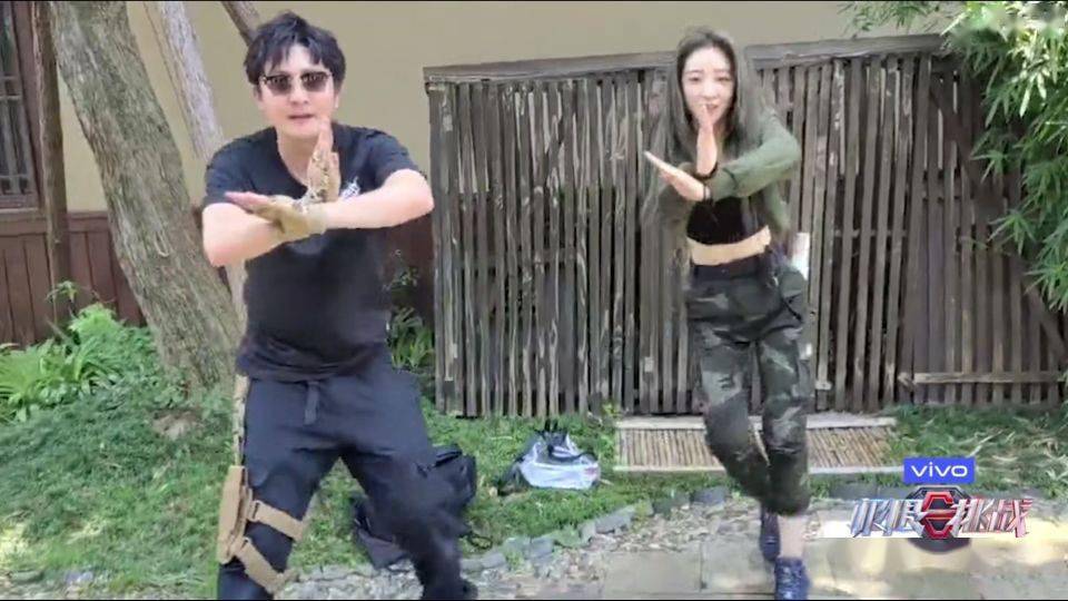 郭京飞王珞丹在景区坐雕塑踩石碑，不文明行为