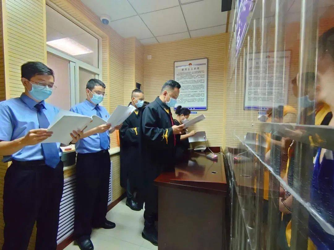 莲湖区|在西安城西客运站收“保护费”，公职人员充当“保护伞”，宣判！