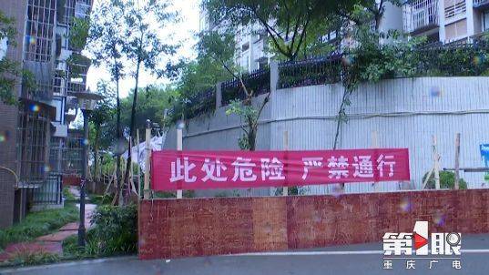 神反应!堡坎突然垮塌 女子弃车就跑逃过一劫