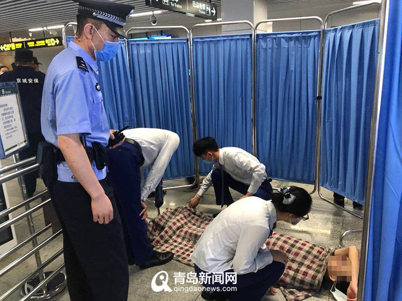 李村|暖心：乘客倒地抽搐 整个地铁站都行动起来了