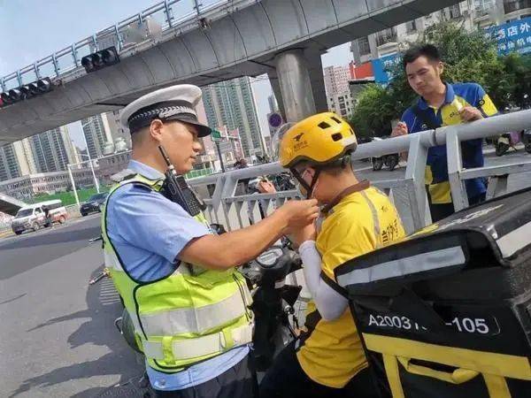 郑州交警纠正教育未佩戴安全头盔2127起,美团外卖骑手占比过半