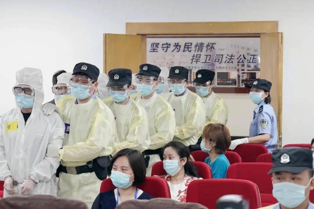 莲湖区|在西安城西客运站收“保护费”，公职人员充当“保护伞”，宣判！