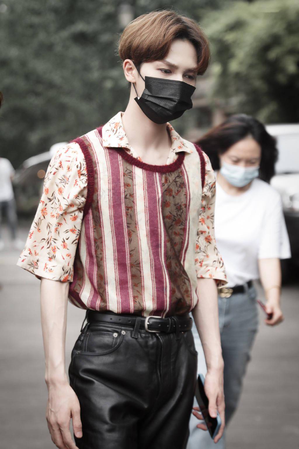 一半优雅一半狂野 朱正廷上班look混搭风演绎画报