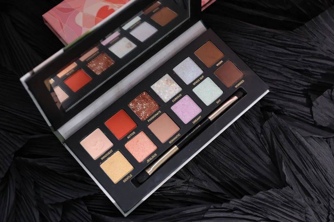 日记|完美日记系列眼影评测 | 真的不知道为啥锦鲤盘能这么火?