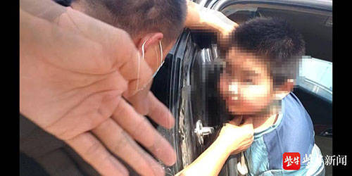 安全带缠住6龄童脖子，孩子憋得满脸通红，交警剪刀割断施救