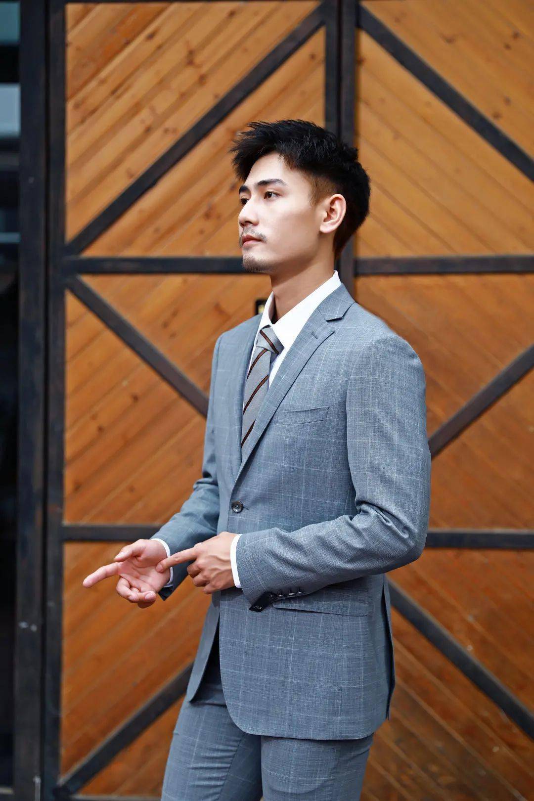 依文|依文“拍了拍”乘风破浪的毕业生，这里有“依”招制胜的秘密