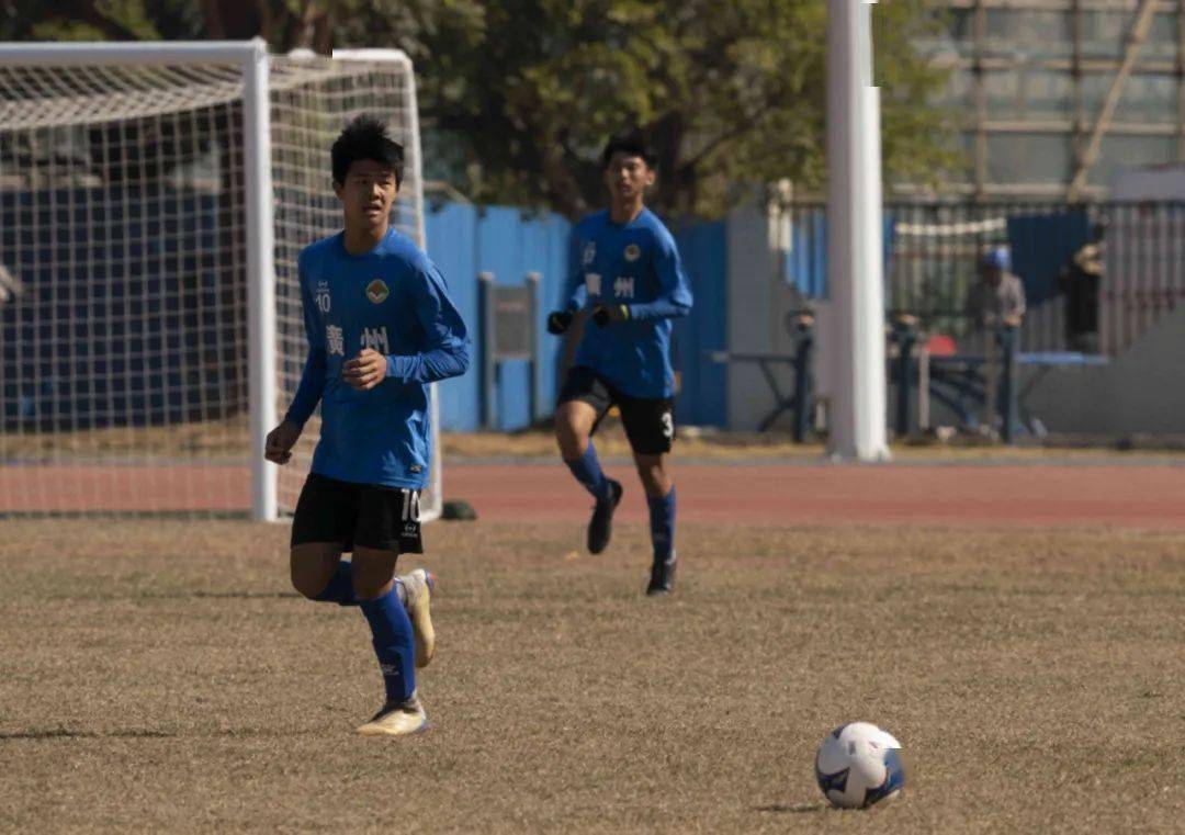 到了高中,张佳彬不仅要学会更合理地安排学习和训练的时间,也要在课程