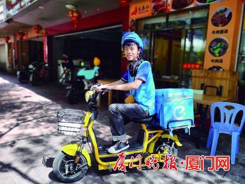 张荣懿|00后大学生 顶着烈日送外卖