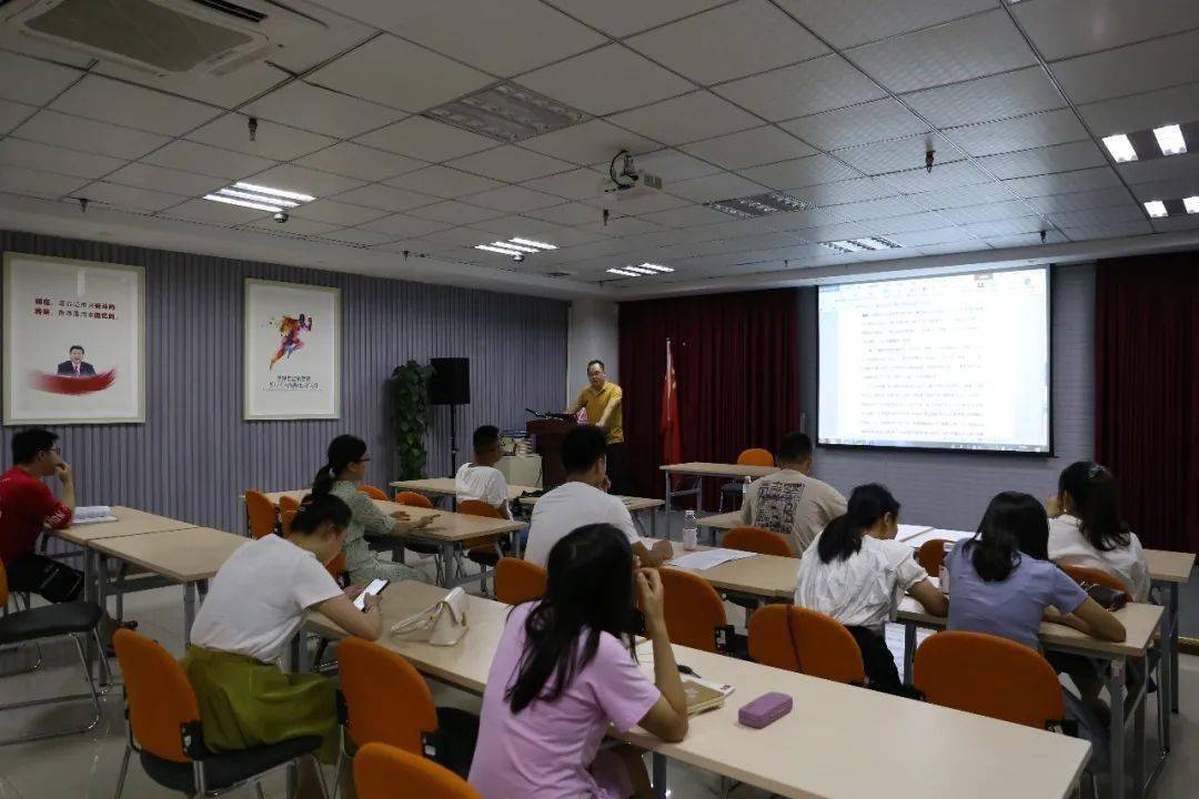 重庆财经学院老师亲自来秀山电商学院给全日制大专班学生上课