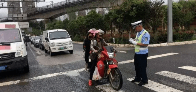 他还说"《道路交通安全法》第四十四条规定,有辅道主道的,摩托车只能