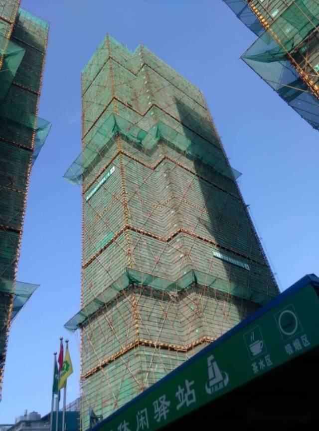 青岛一工地发生一起电梯井内高处坠落事故致1人死亡