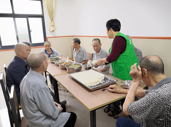 实拍老人的伙食,让人泪目!