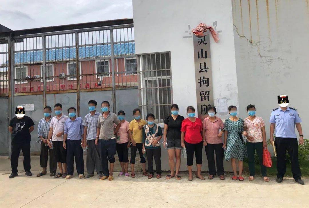 伯劳镇邓阳村委会一窝棚内有人聚众赌博