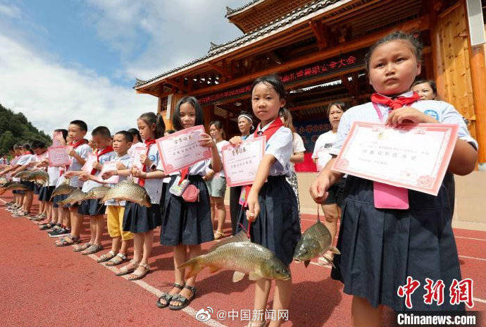 广西|带鱼回家！广西一小学连续期末发鱼奖励学生