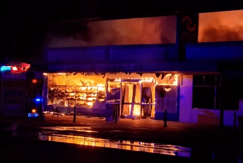 兄弟|听信“中国纸箱有病毒”，老板一把火烧掉自家超市