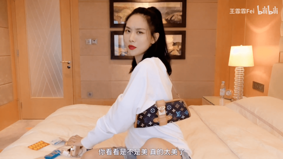 牛仔裤|打败万茜、宁静的王霏霏竟然是个ZARA女孩，想get她的49元同款T！