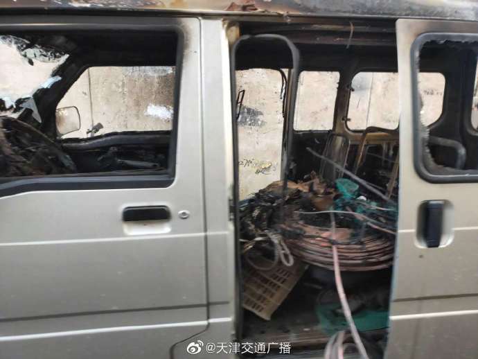 车辆|天津 一面包车起火，车损严重